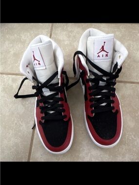 Jordan Air Jordan 1 Mid Chicago Red Black White Leather High Top BQ6472-601